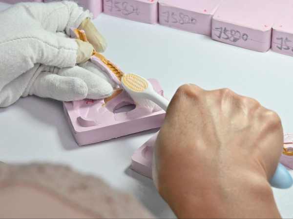 Cleaning-rubber-mold-with-a-soft-brush-1