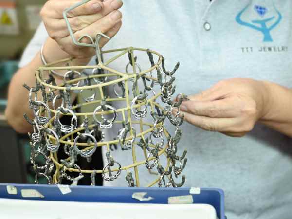 Hanging-the-sterling-silver-rings-on-the-jewelry-frame-before-cleaning